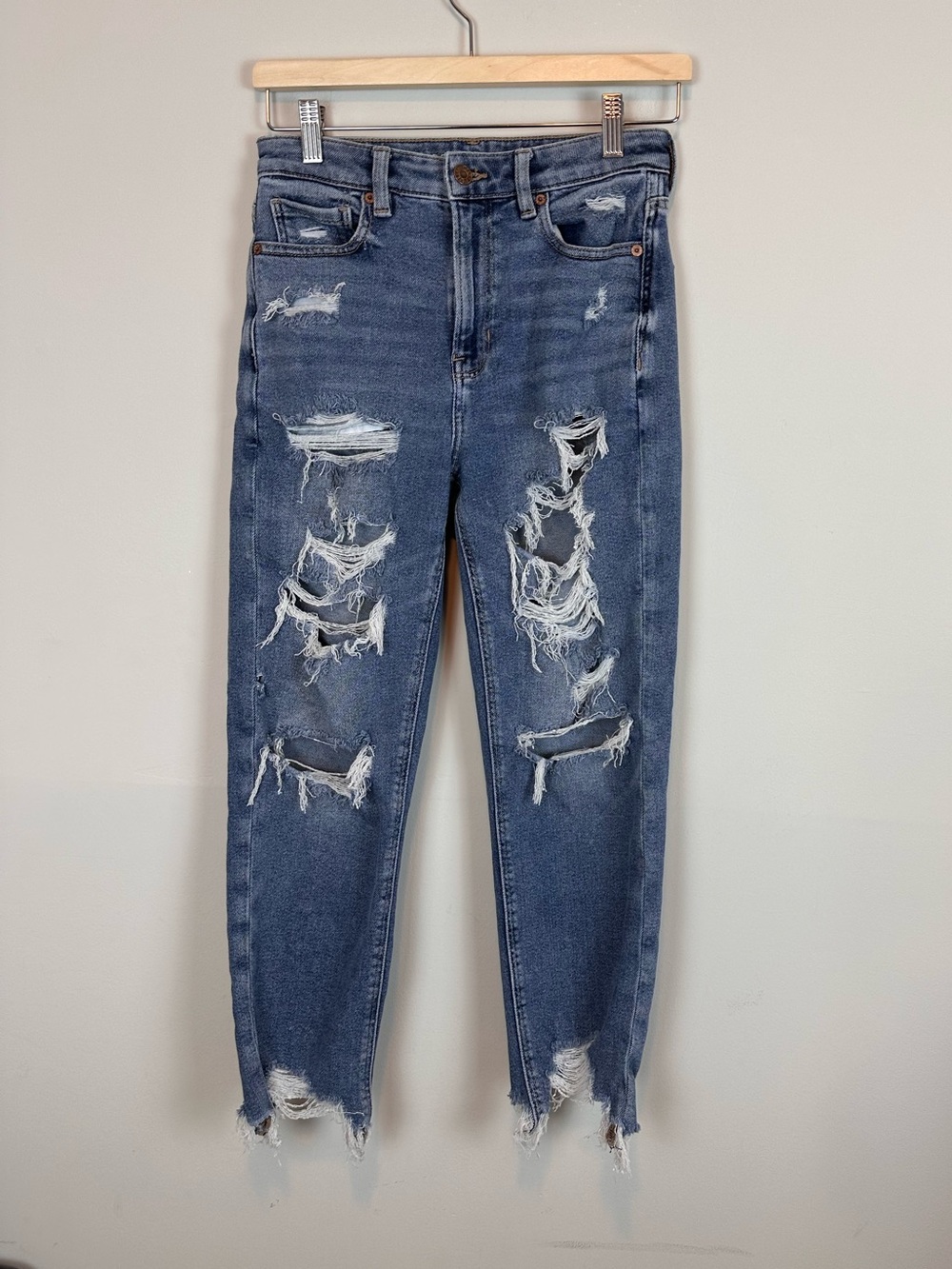 American Eagle Super High Rise Distressed Mom Jeans Size 2 Short Stretch